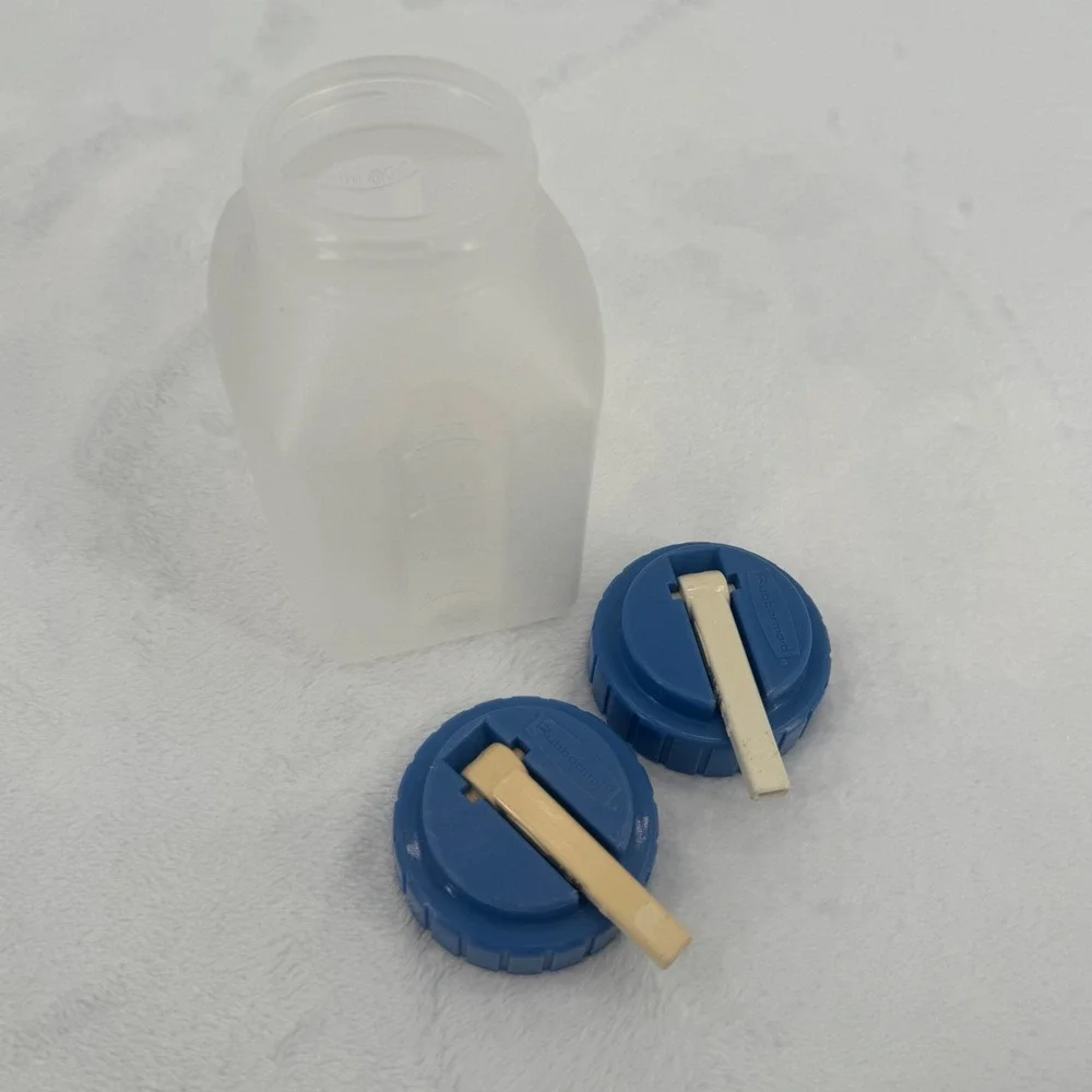 Vintage Rubbermaid 1 Pint Sippin Saver Plastic Bottle Blue Flip Top Straw Lids